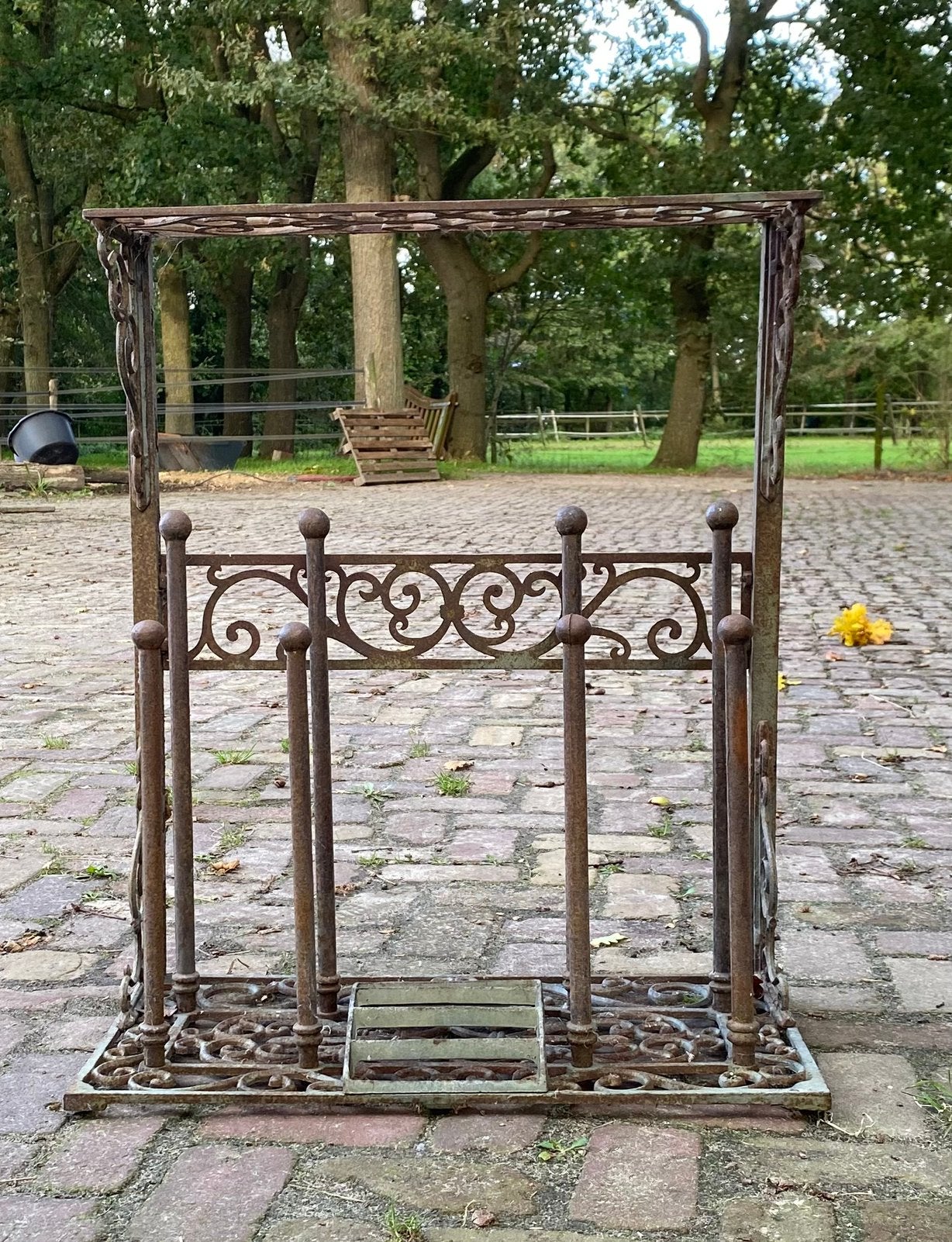 Brocante Gietijzeren laarzenrek, Tuin en Terras, Ophalen, Zo goed als nieuw, IJzer, Sierhekwerk