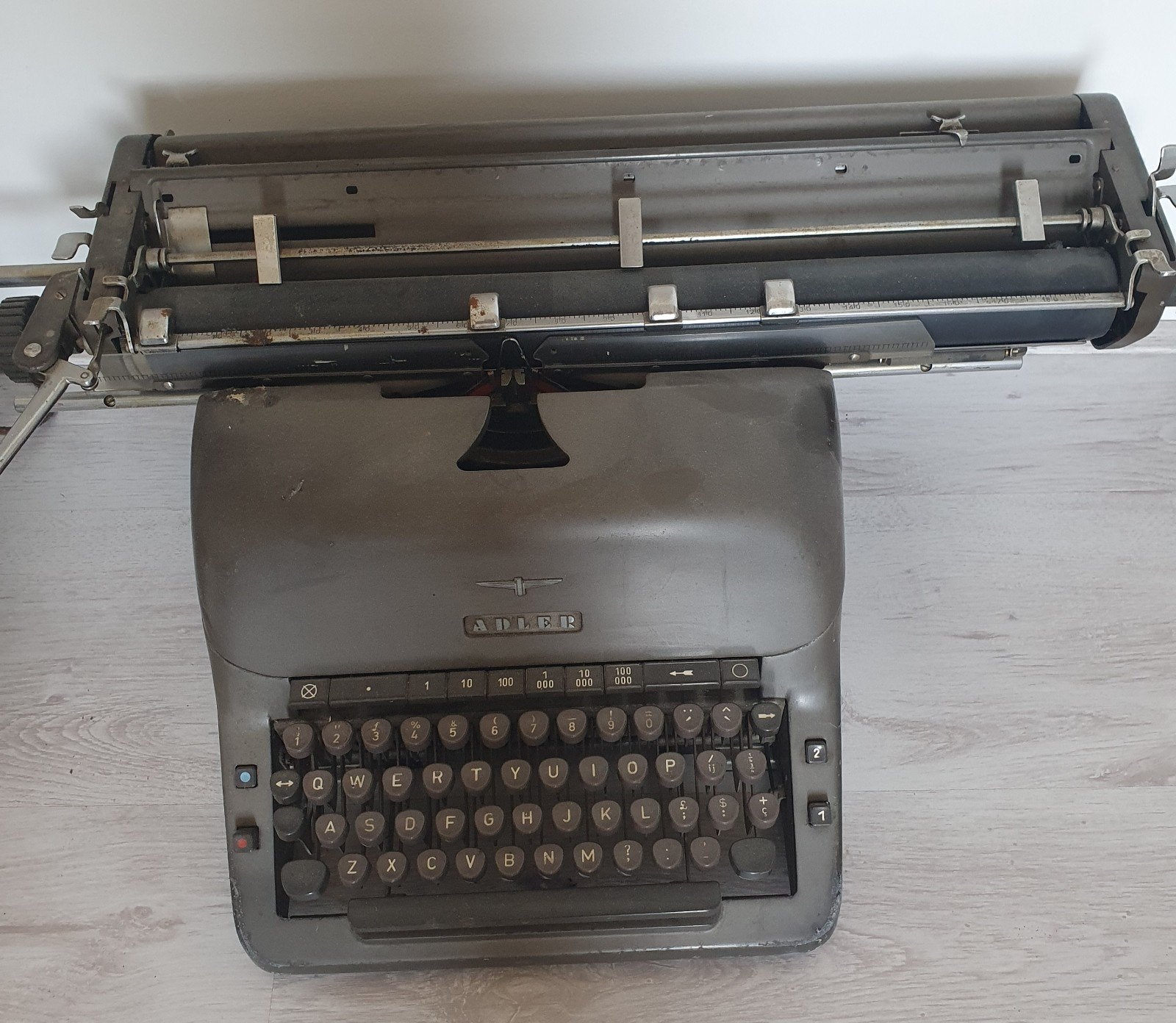Adler typemachine, Ophalen