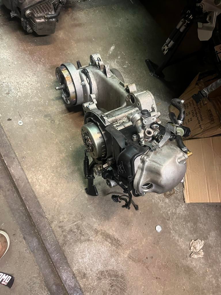 IGET 3v piaggio motor blok 50cc compleet, Ophalen of Verzenden, Zo goed als nieuw, Blok, Piaggio