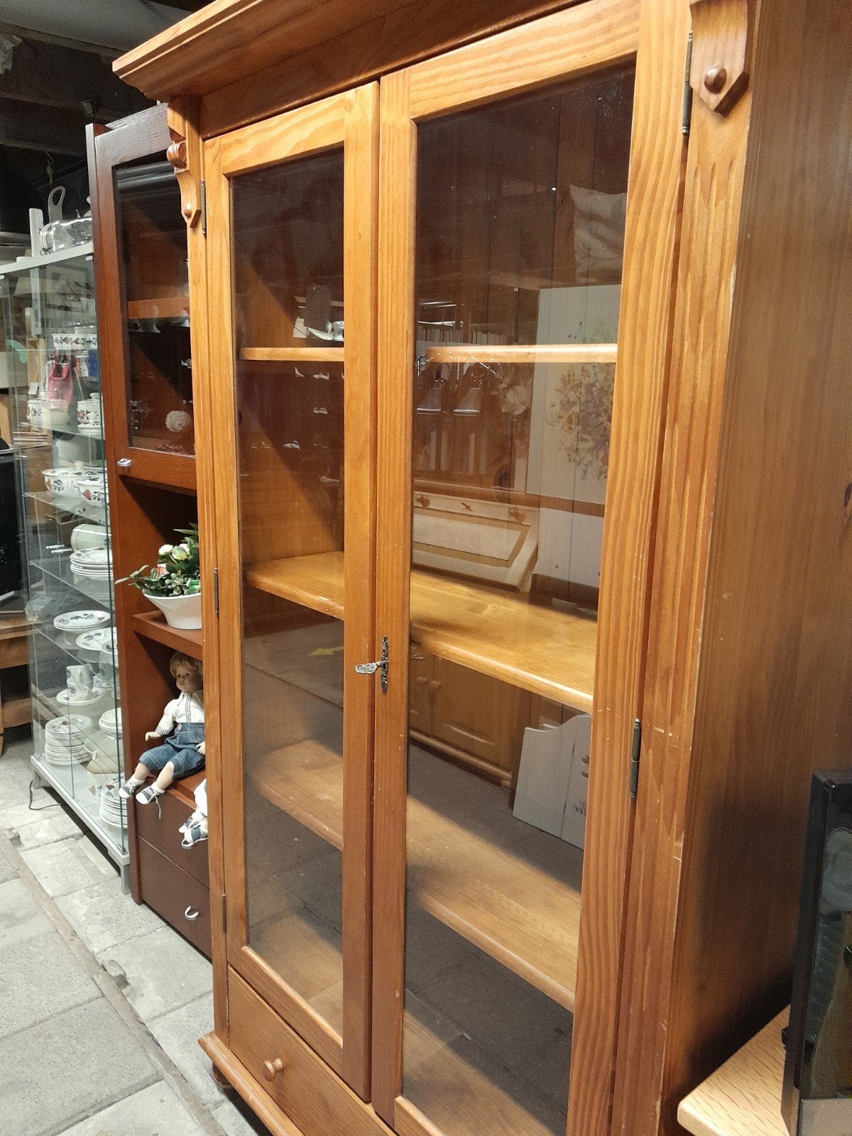 Houten vitrinekast met glazen deuren en planken, Ophalen, Gebruikt, Grenenhout, Met deur(en)