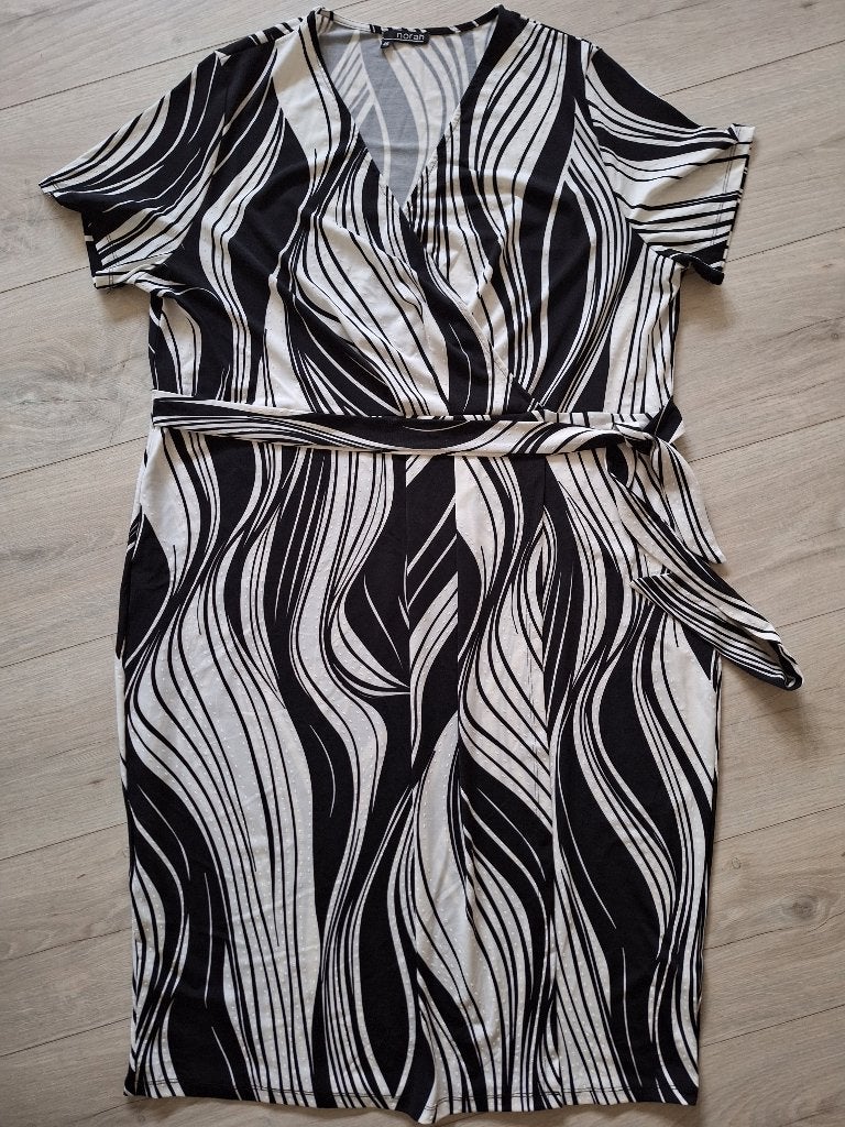 Jurk maat 46 zwart met wit van Norah valt onder de knie, Kleding | Dames, Jurken, Zwart, Maat 46/48 (XL) of groter, Ophalen of Verzenden