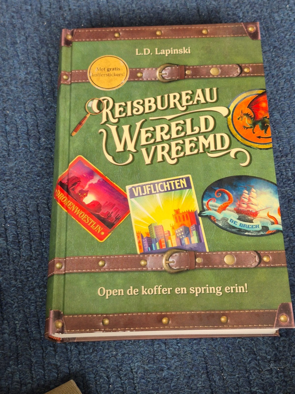 Reisbureau Wereldvreemd - L.D. Lapinski (met stickers), Ophalen of Verzenden, Zo goed als nieuw, L.D. Lapinski, Nederland