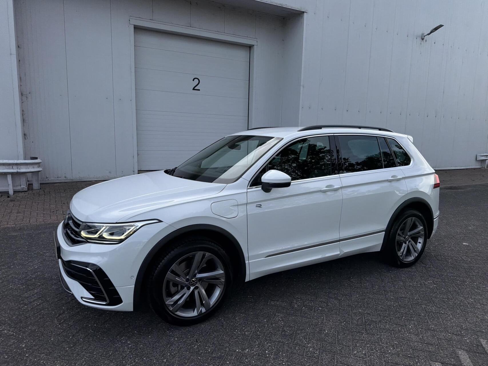 Volkswagen Tiguan 1.4 TSI eHybrid R-Line Business+ - 245PK, Auto's, Euro 6, Wit, Hybride Elektrisch/Benzine, SUV of Terreinwagen