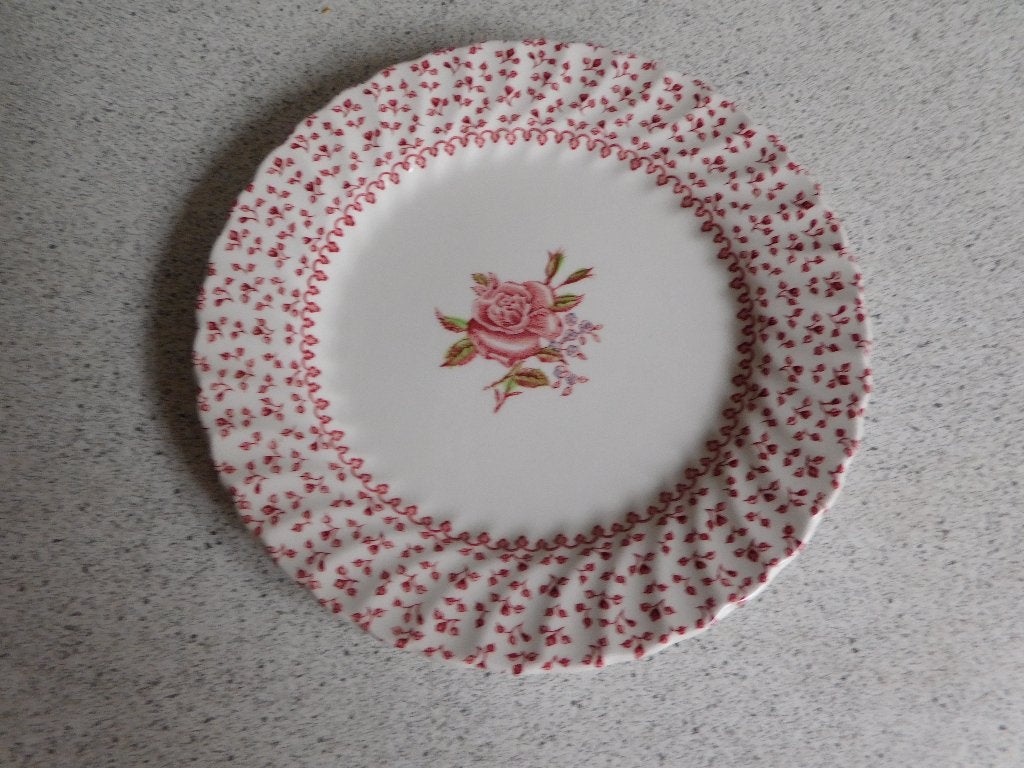 Bord 'Rose Bouquet' Johnson Brothers - 20 cm, Overige merken, Vintage, Ophalen of Verzenden, Zo goed als nieuw
