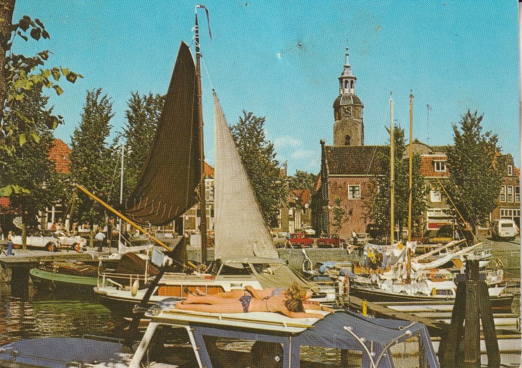 Ansichtkaart Blokzijl 1982 - Haven met boten en kerk, Verzamelen, Ophalen of Verzenden, 1980 tot heden, Gelopen, Overijssel