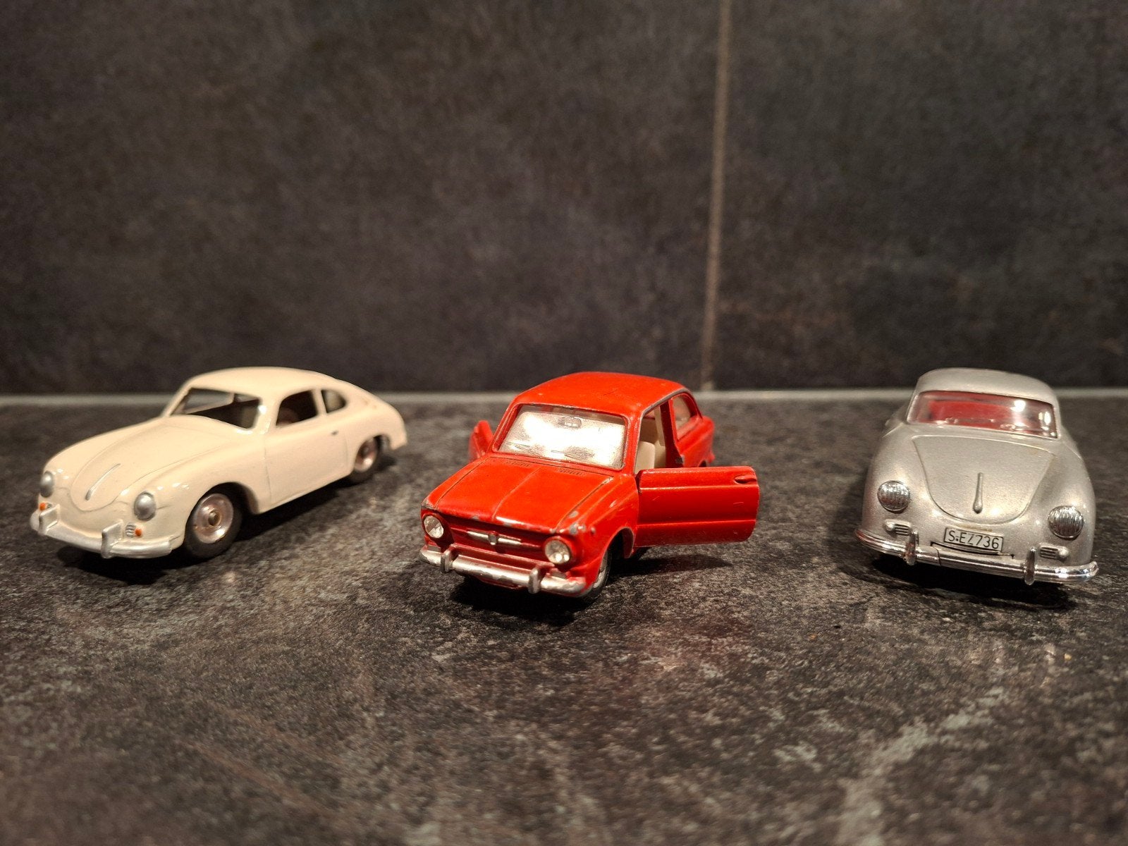 Dinky Toys: Porsche 356A, Fiat 850 en Volkswagen Kever, Hobby en Vrije tijd, Ophalen of Verzenden, Gebruikt, Auto