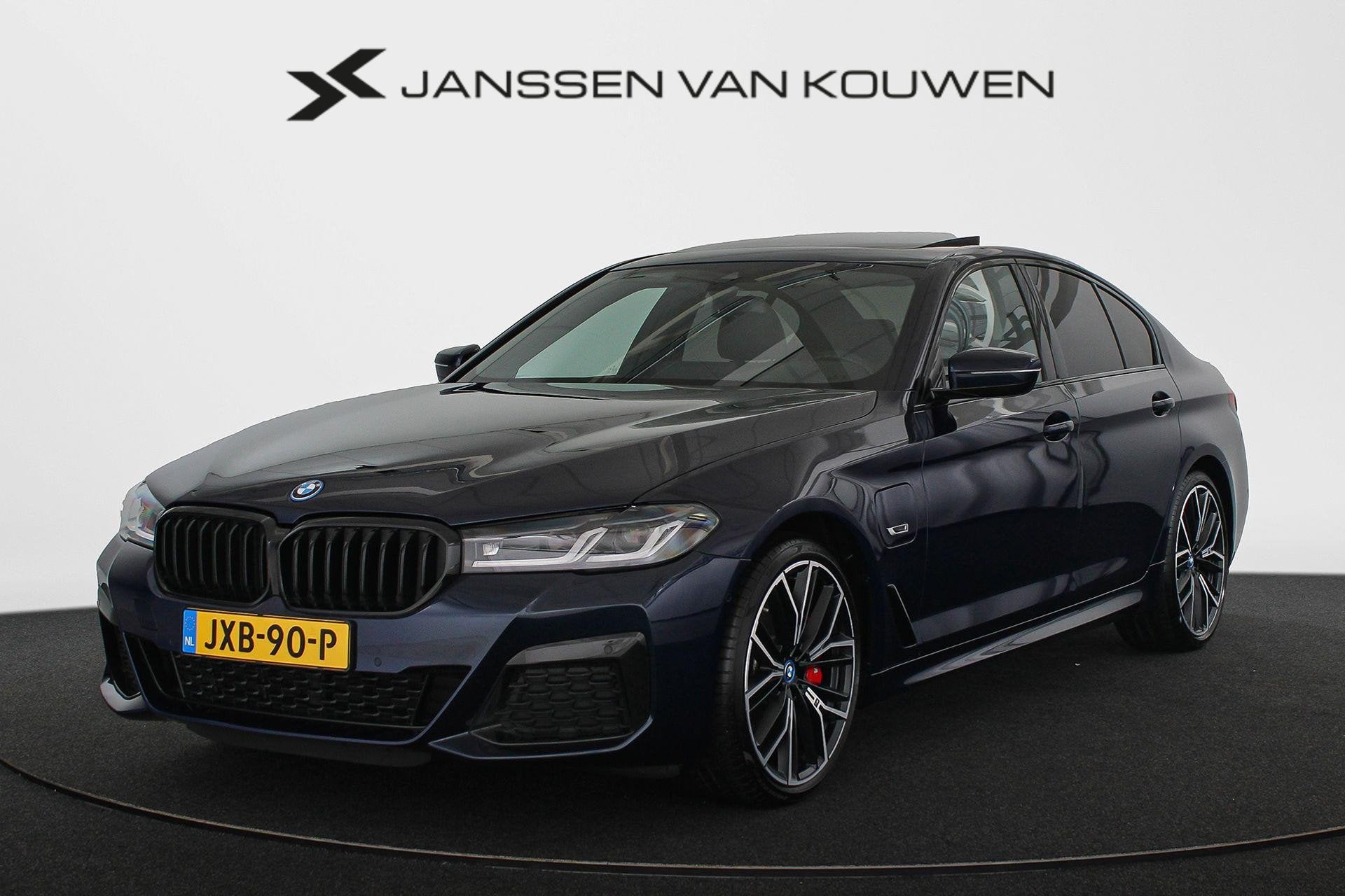 BMW 5-serie 545e xDrive M Sport Harman Kardon Schuif-/Kantel, 394 pk, 2000 kg, Blauw, Alcantara