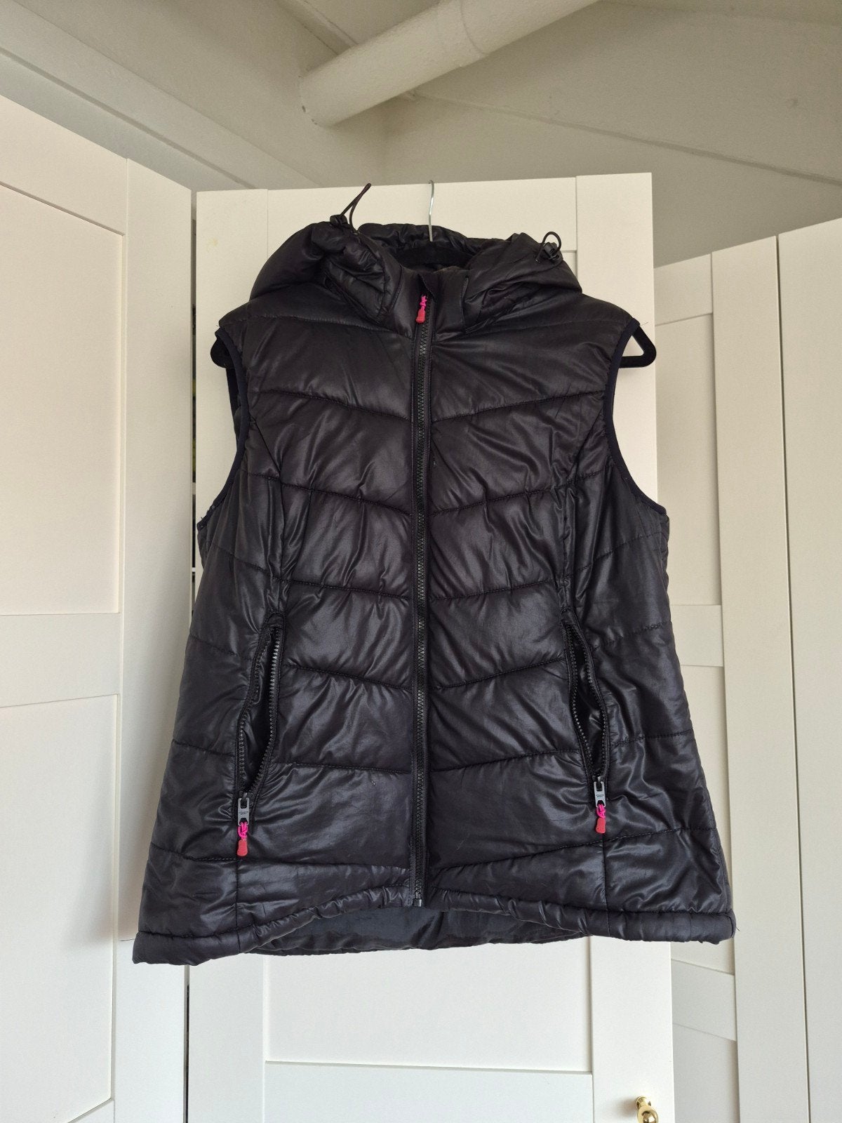H&M Sport Zwarte Bodywarmer met Capuchon Maat 44, Kleding | Dames, H&M Sport, Zwart, Maat 42/44 (L), Ophalen of Verzenden
