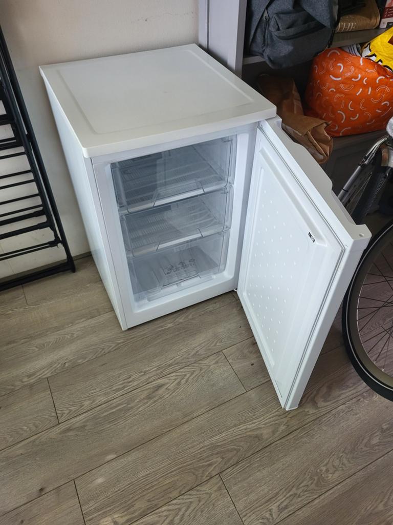 Tomado Vrieskast - Compact en Energiezuinig, Witgoed en Apparatuur, Vriezers en Diepvrieskisten, Minder dan 60 cm, Zo goed als nieuw