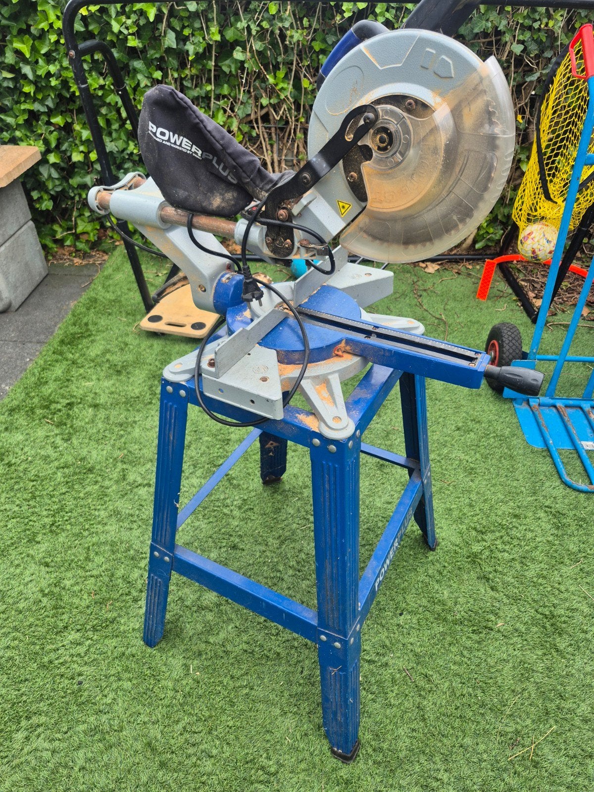 Powerplus Afkortzaag met onderstel en 2 extra zaagbladen, Gebruikt, 70 mm of meer, 600 tot 1200 watt, Ophalen of Verzenden