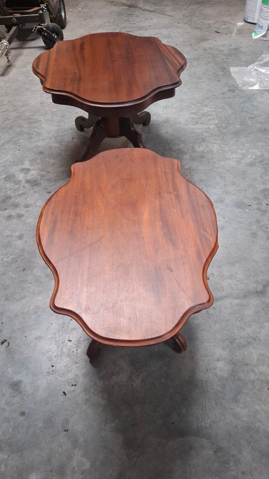 Antieke houten salontafel met sierlijke poten, Ophalen of Verzenden