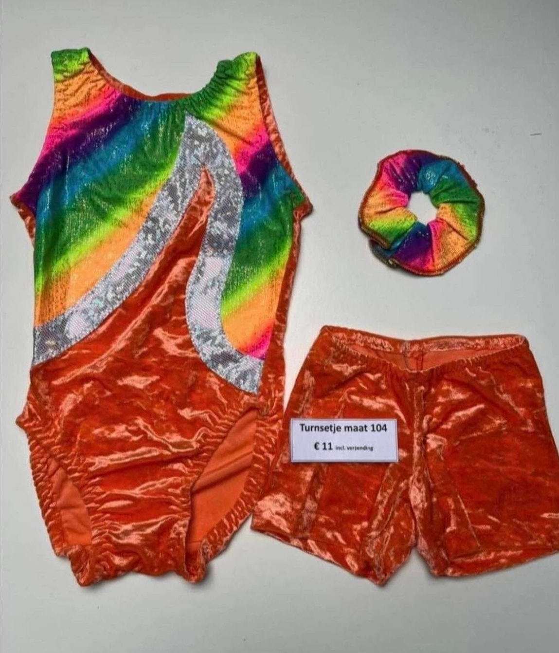 Turnsetje maat 104 - Regenboog & Oranje, Nieuw, Oranje, Ophalen of Verzenden, Kleiner dan kindermaat 122