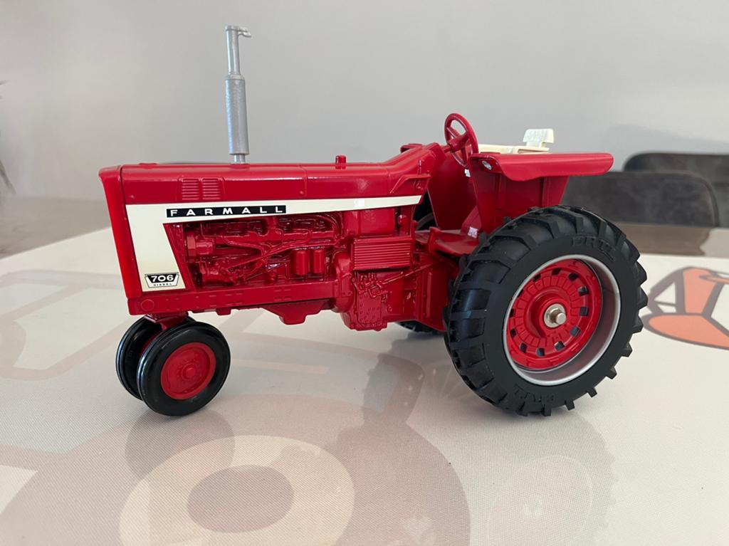 Farmall 706 tractor Ertl 1/16, Ophalen of Verzenden, Zo goed als nieuw, Tractor of Landbouw