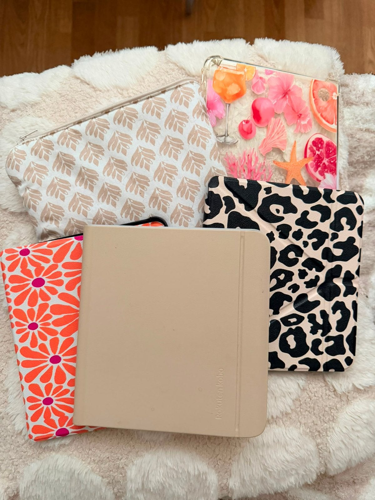 Kobo Libra Colour e-reader met Kobo remote en hoesjes, Computers en Software, Ophalen, Zo goed als nieuw, 7 inch, Bluetooth
