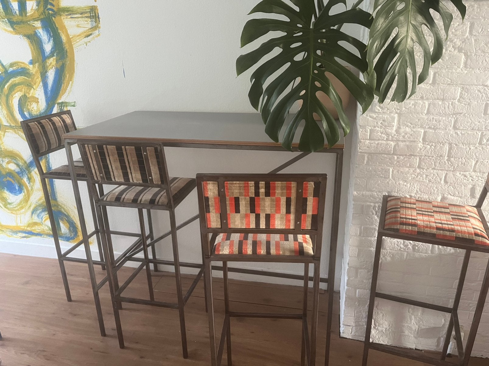 Tafel met 4 krukken, Ophalen, Zo goed als nieuw
