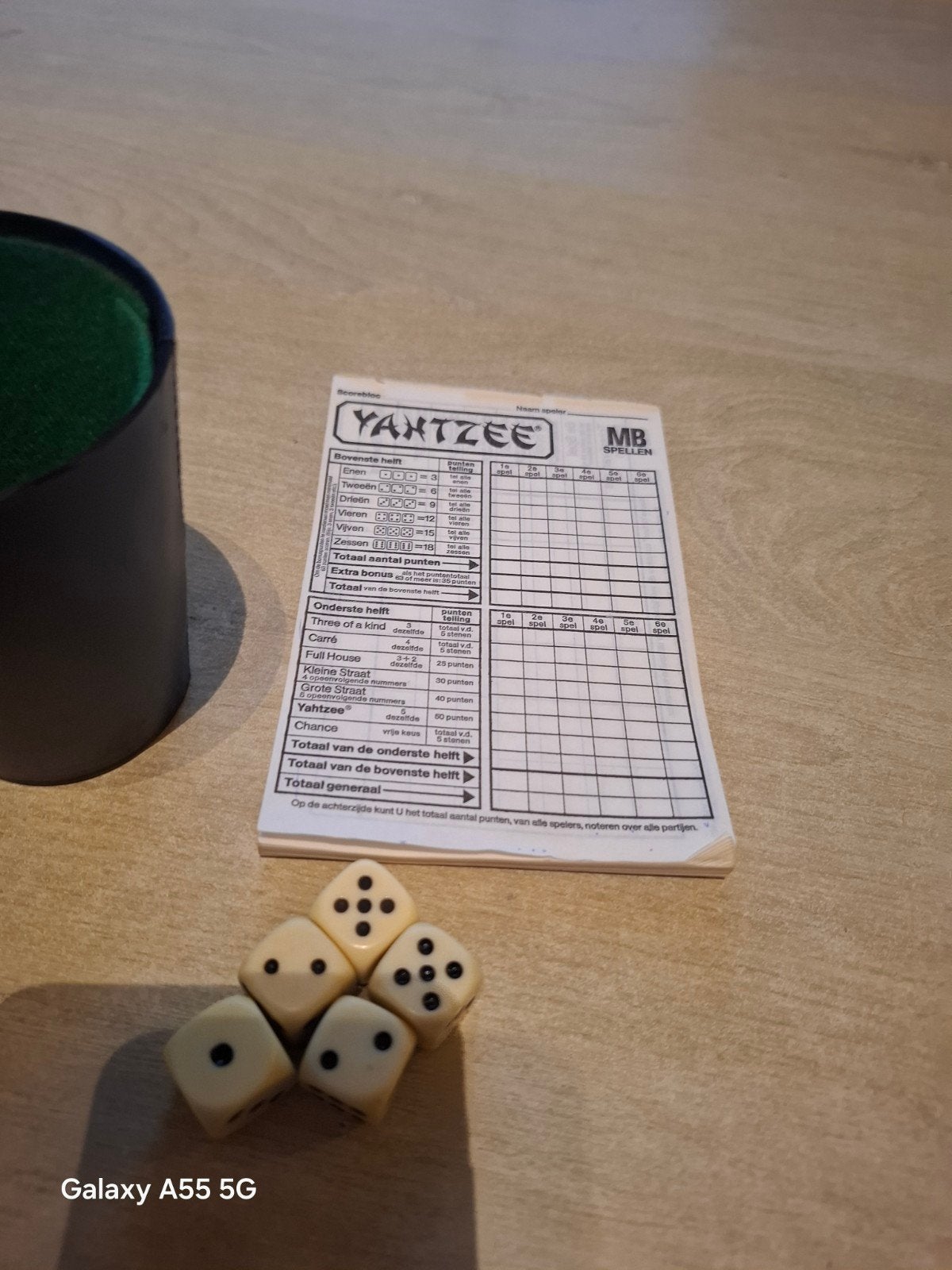 Yahtzee dobbelspel met beker en scoreblok, 1027 Newport Ave, Pawtucket, RI 02861, USA, Ophalen of Verzenden, Consumercare@hasbro.com