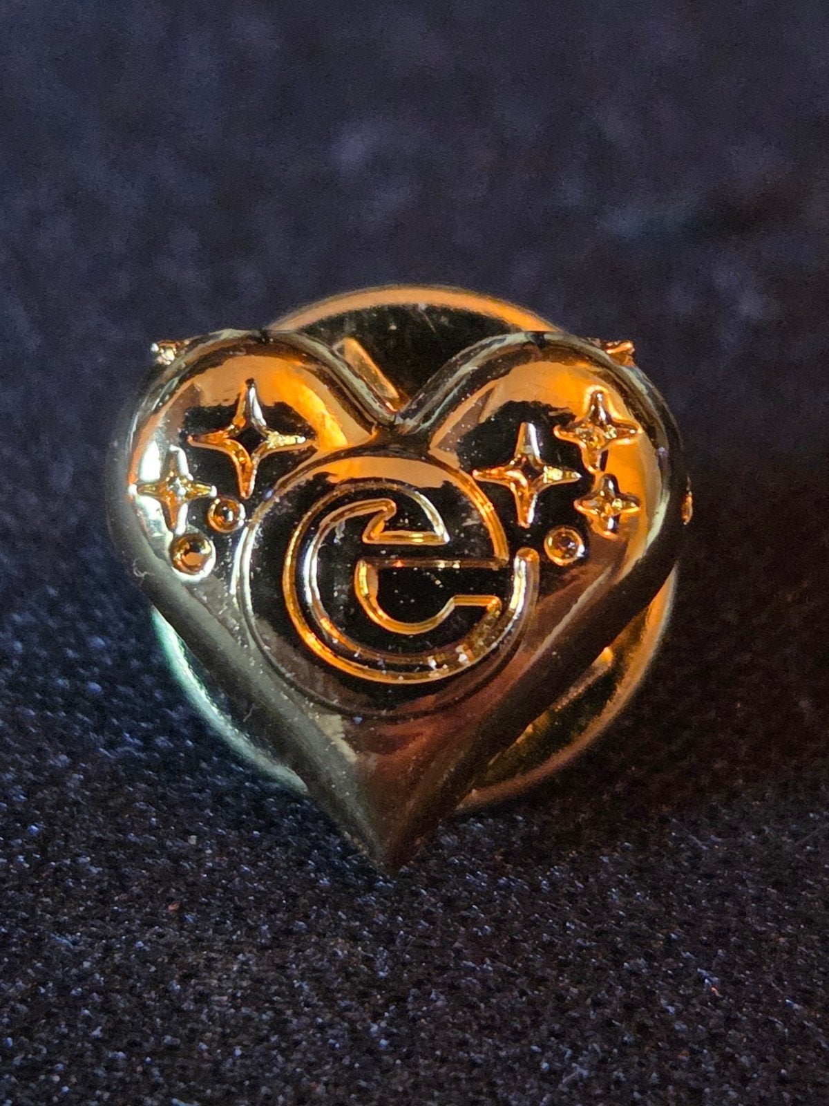 Efteling Medewerker Kerstborrel Pin Hartje, Ophalen of Verzenden, Zo goed als nieuw, Button of Speldje