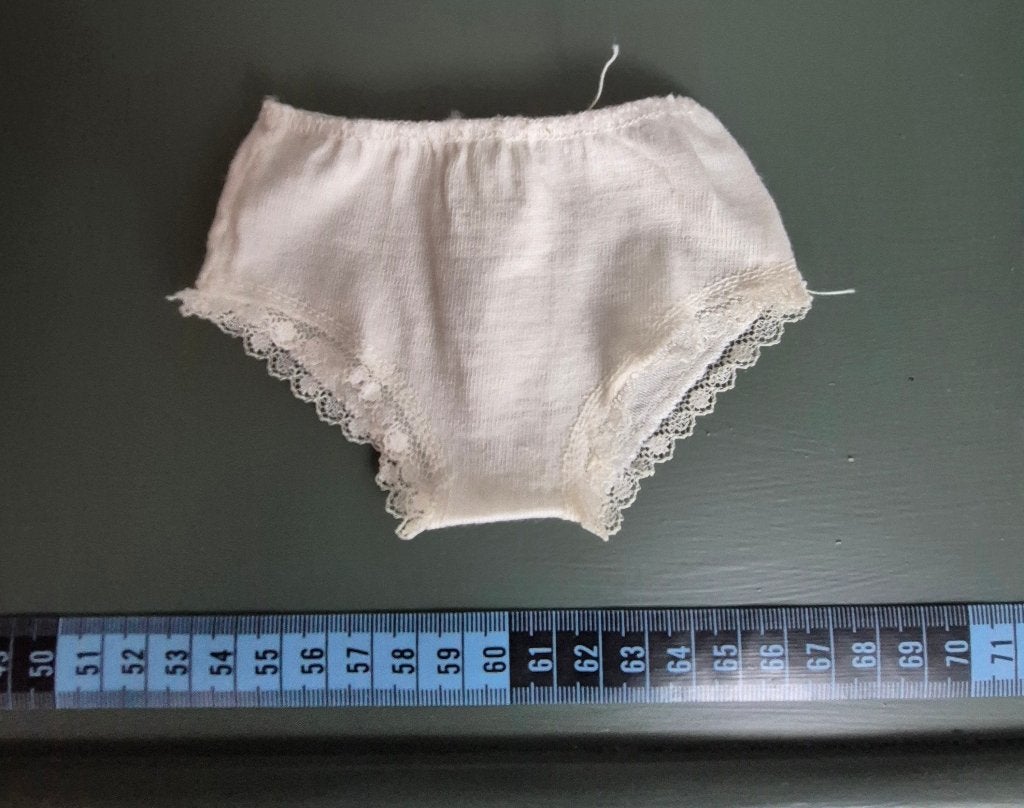 Vintage poppen onderbroekje met kant – wit – poppenkleding, Verzamelen, Ophalen of Verzenden, Gebruikt, Kleertjes