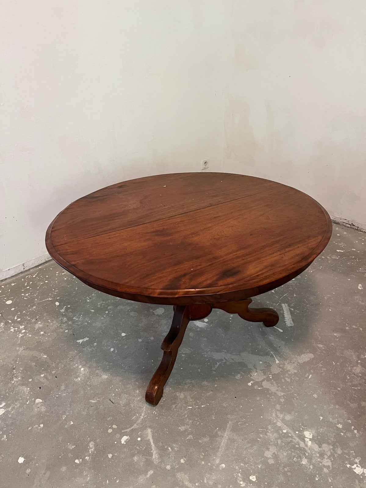 Antieke ronde tafel in victoriaanse stijl, Ophalen