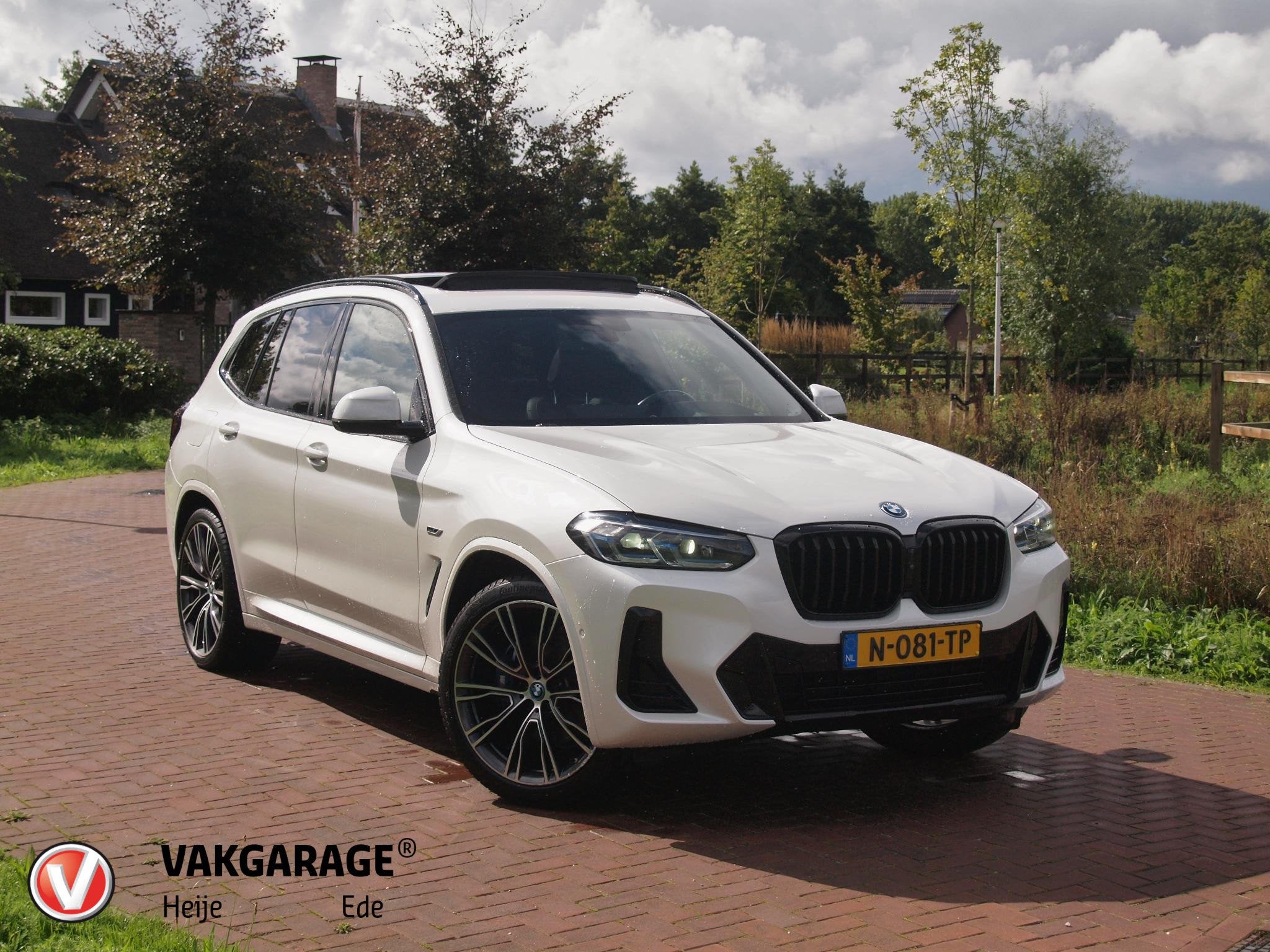 BMW X3 xDrive30e Business Edition Plus | M-Pakket | Panorama, Gebruikt, 4 cilinders, 2000 kg, Wit