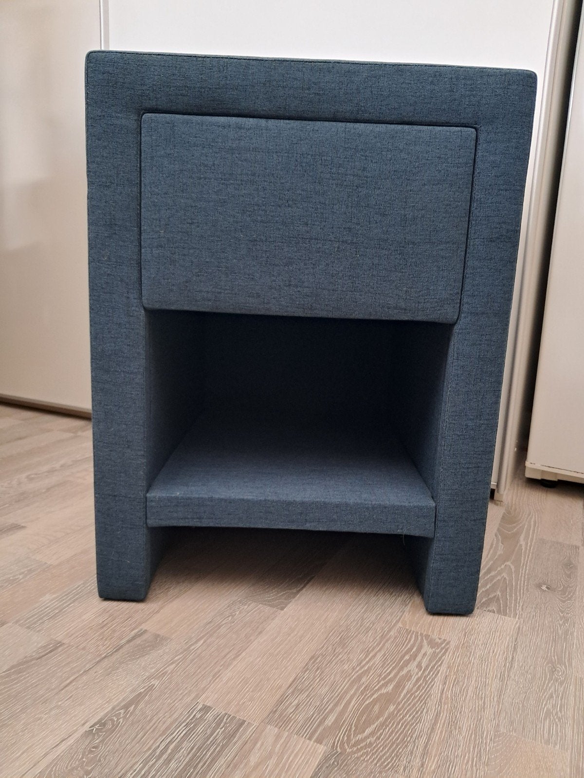 Nieuw/zgan nachtkastje blauw, Huis en Inrichting, Slaapkamer | Nachtkastjes, Ophalen, Overige materialen, Minder dan 45 cm, Zo goed als nieuw
