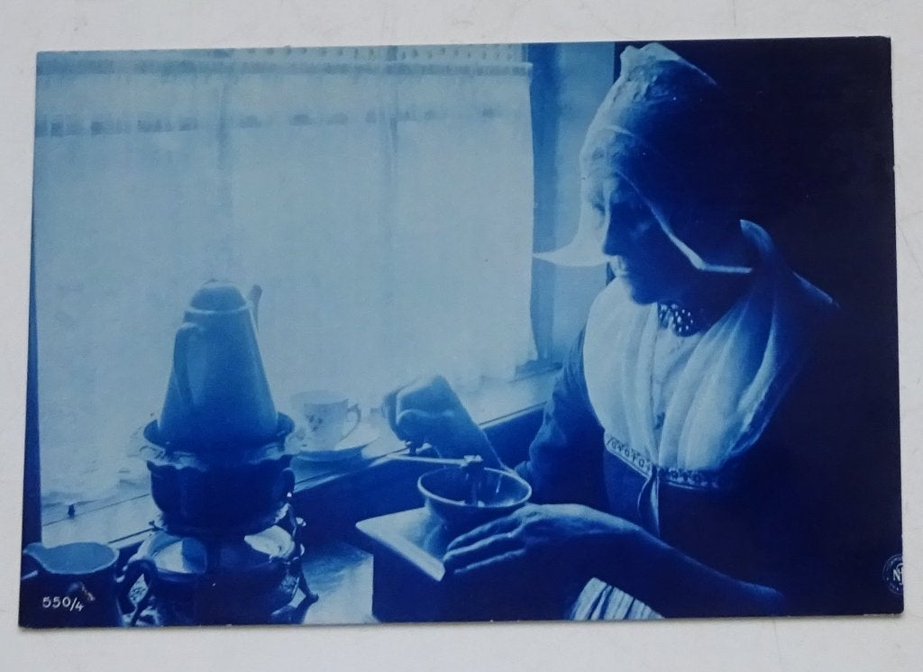 Vrouw met koffiemolen bij het raam. Blauwe kaart. < 1920., Ophalen of Verzenden, Voor 1920, Ongelopen, Overige thema's