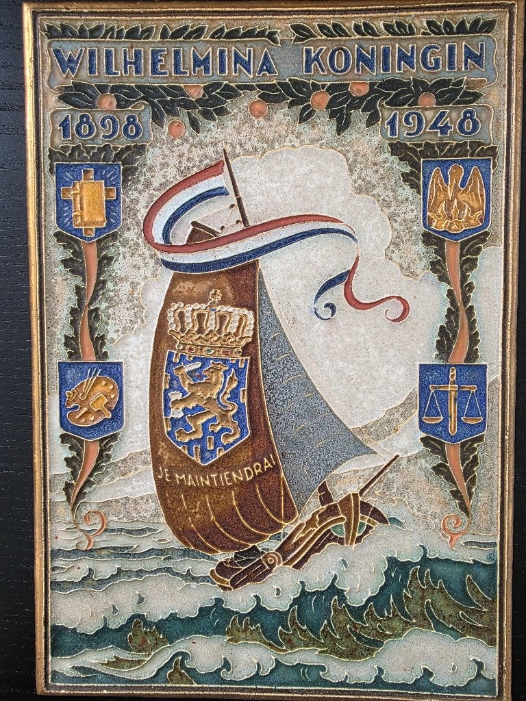 Gedenktegel Wilhelmina Koningin 1898-1948, Antiek en Kunst, Ophalen of Verzenden