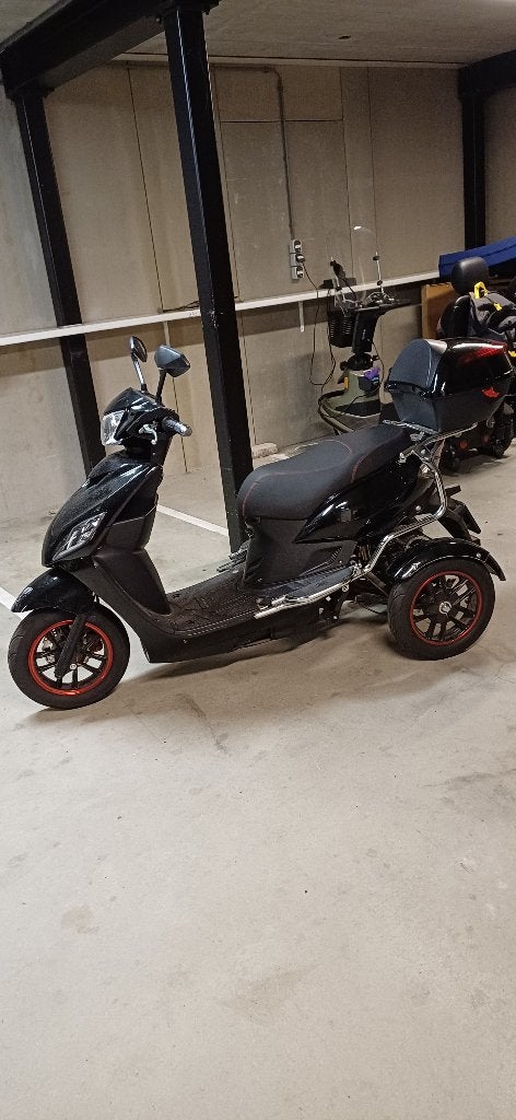 IVA T3 Scootmobiel, Zo goed als nieuw, 16 km/u of meer, 46 km of meer, Ophalen