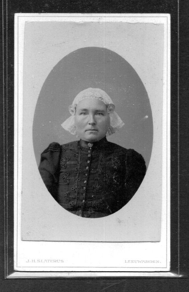 CDV - Onbekende vrouw met muts en oorijzers., Verzenden, Foto, Klederdracht, Zo goed als nieuw