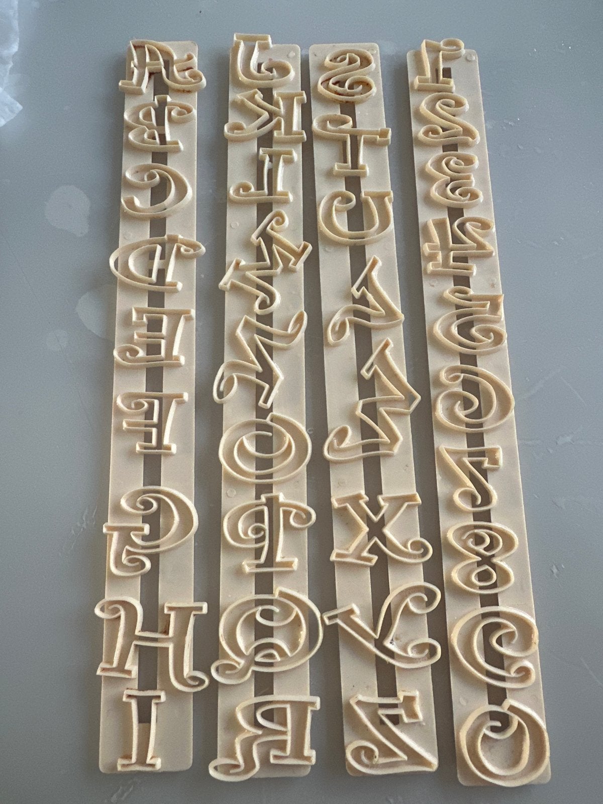 Alfabet uitstekers voor koekjes of fondant, Gebruikt, Overige thema's, Gereedschap of Toebehoren, Beige