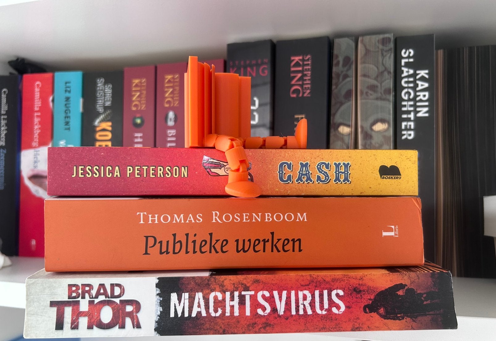 Boekenplank decoratie, oranje boek met bungelende beentjes, Verzamelen, Ophalen of Verzenden, Nieuw, Overige typen