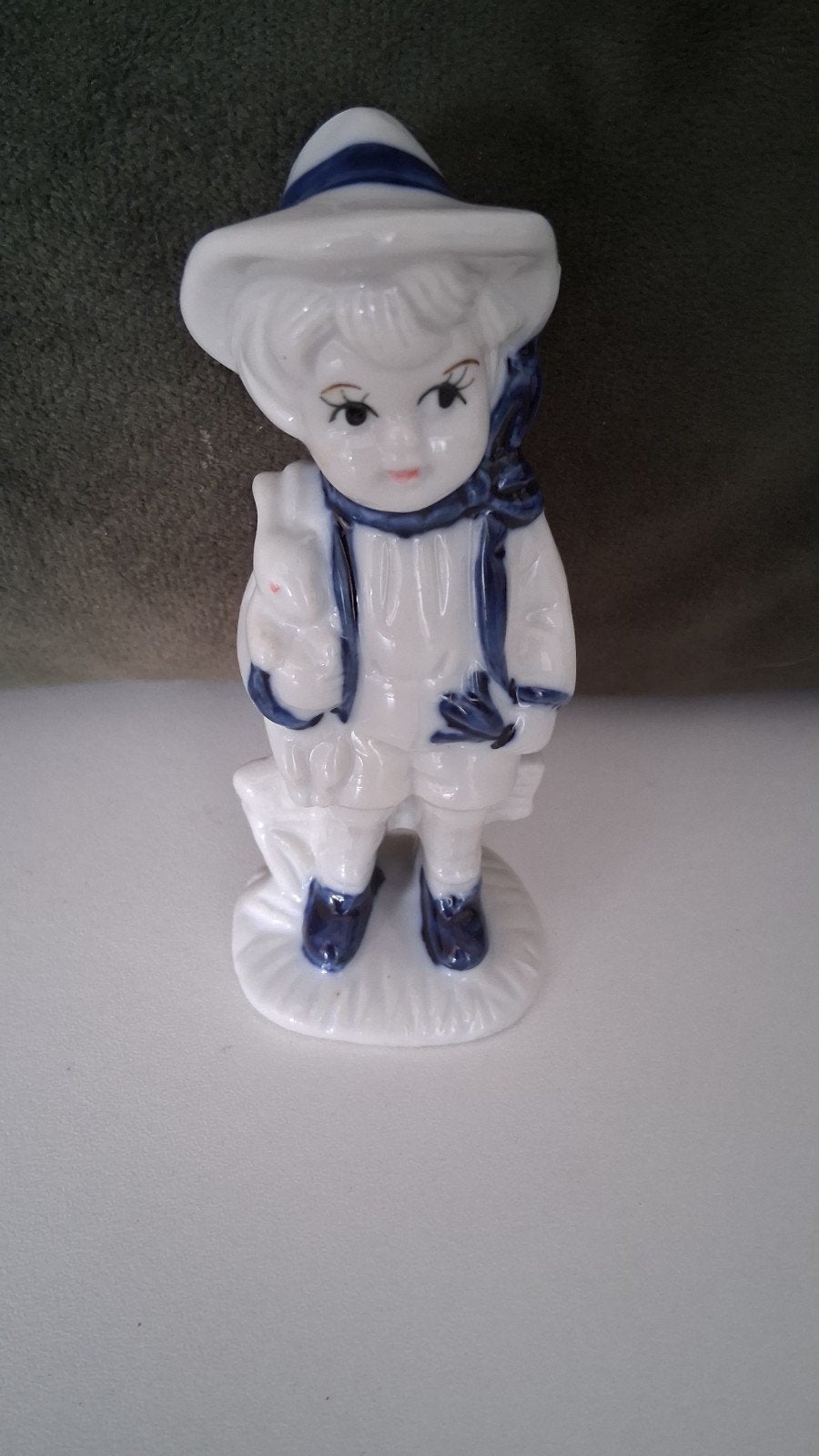 Vintage Handgeschilderd Porseleinen Beeldje Jongen met Konij, Ophalen of Verzenden, Zo goed als nieuw, Mens