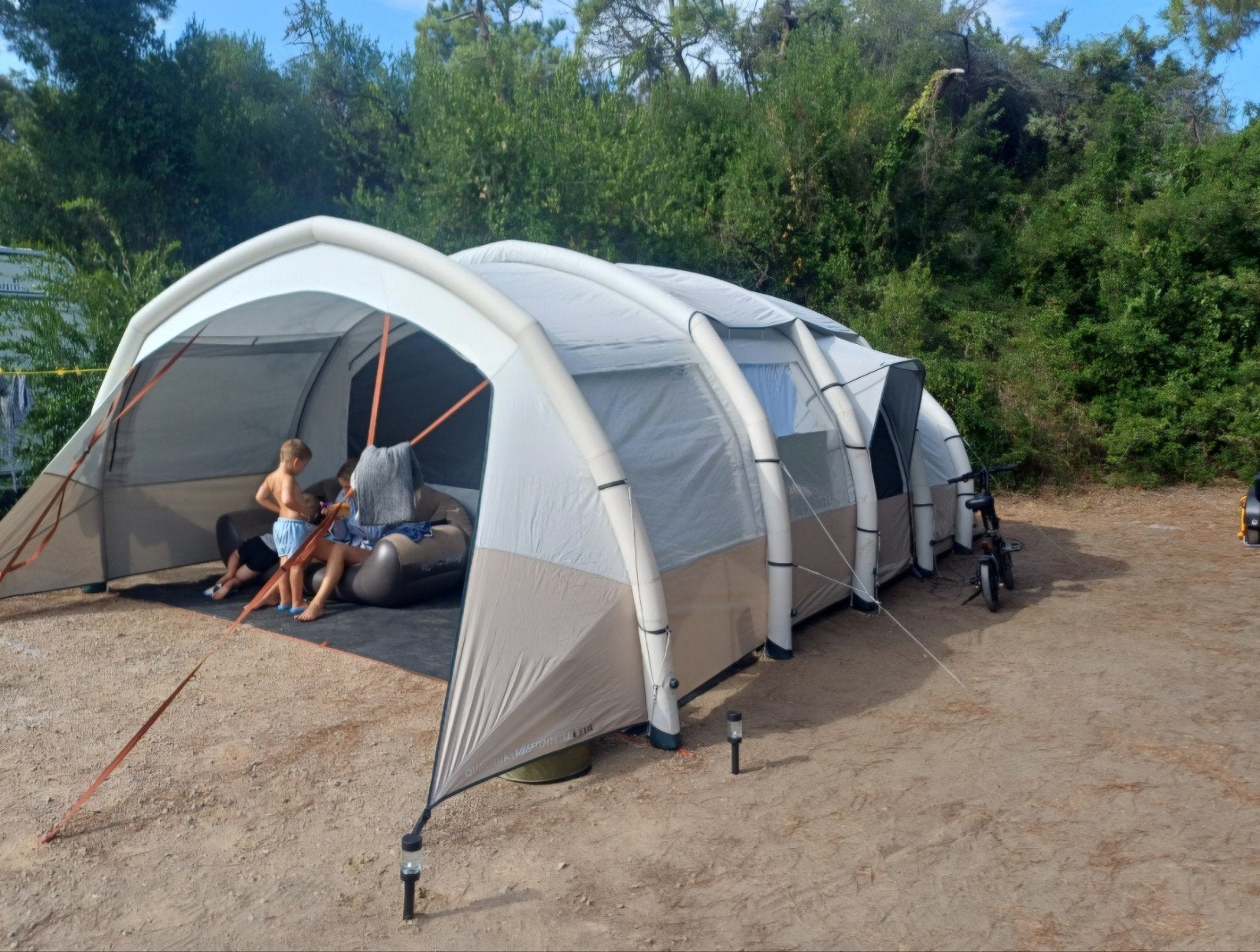 Quechua 6.3 XXL Opblaastent 6-8 pers. incl. pomp, zeer ruim, Caravans en Kamperen, Tenten, Ophalen, Zo goed als nieuw, Meer dan 6