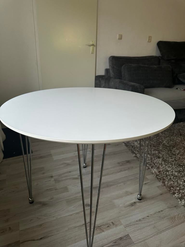Ronde witte tafel met metalen poten, Huis en Inrichting, Tafels | Eettafels, Ophalen of Verzenden, Gebruikt, Rond, Metaal