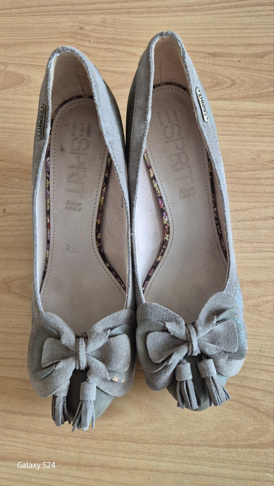 Grijze pump iets beschadigd maat 40 op halen., Kleding | Dames, Ophalen of Verzenden, Gedragen, Grijs