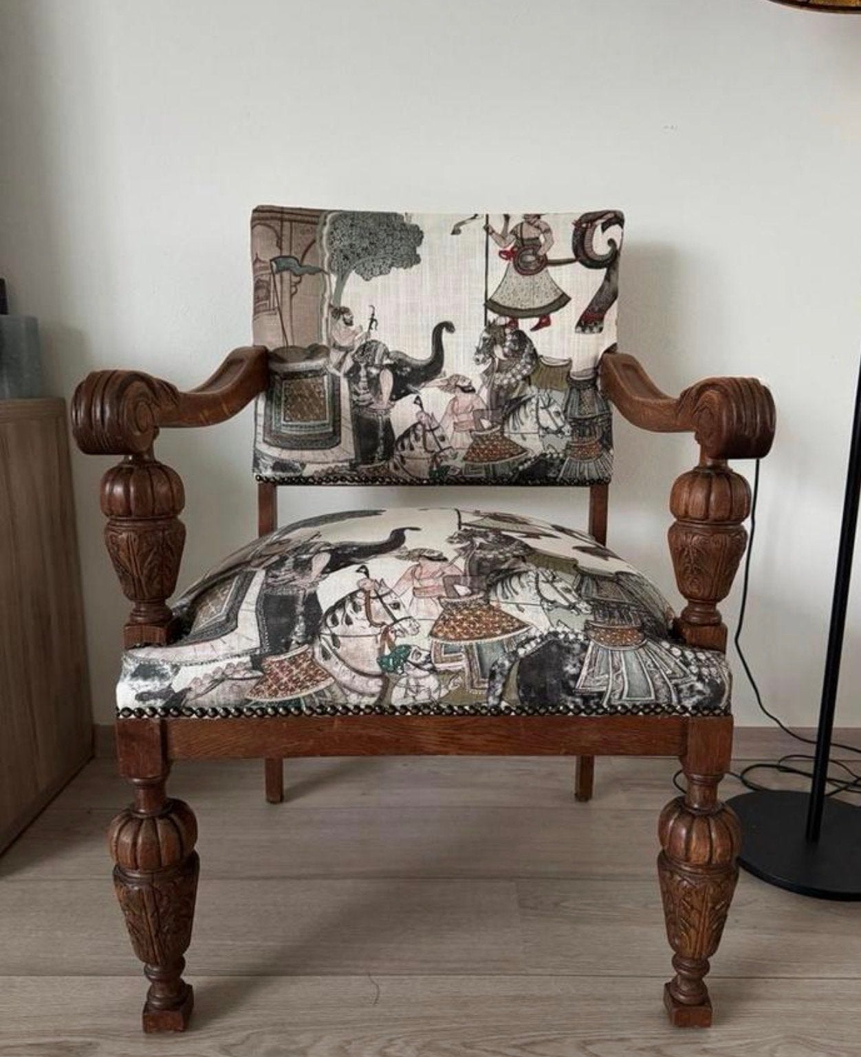 Unieke fauteuil met exotische print en houtsnijwerk, Antiek en Kunst, Ophalen