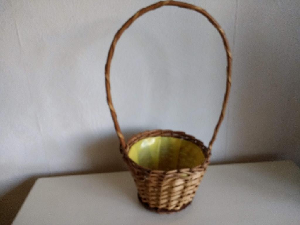 Stevige, ronde, rieten mand met hengsel decoratief, Huis en Inrichting, Woonaccessoires | Schalen en Manden, Mand, Rond, Ophalen of Verzenden