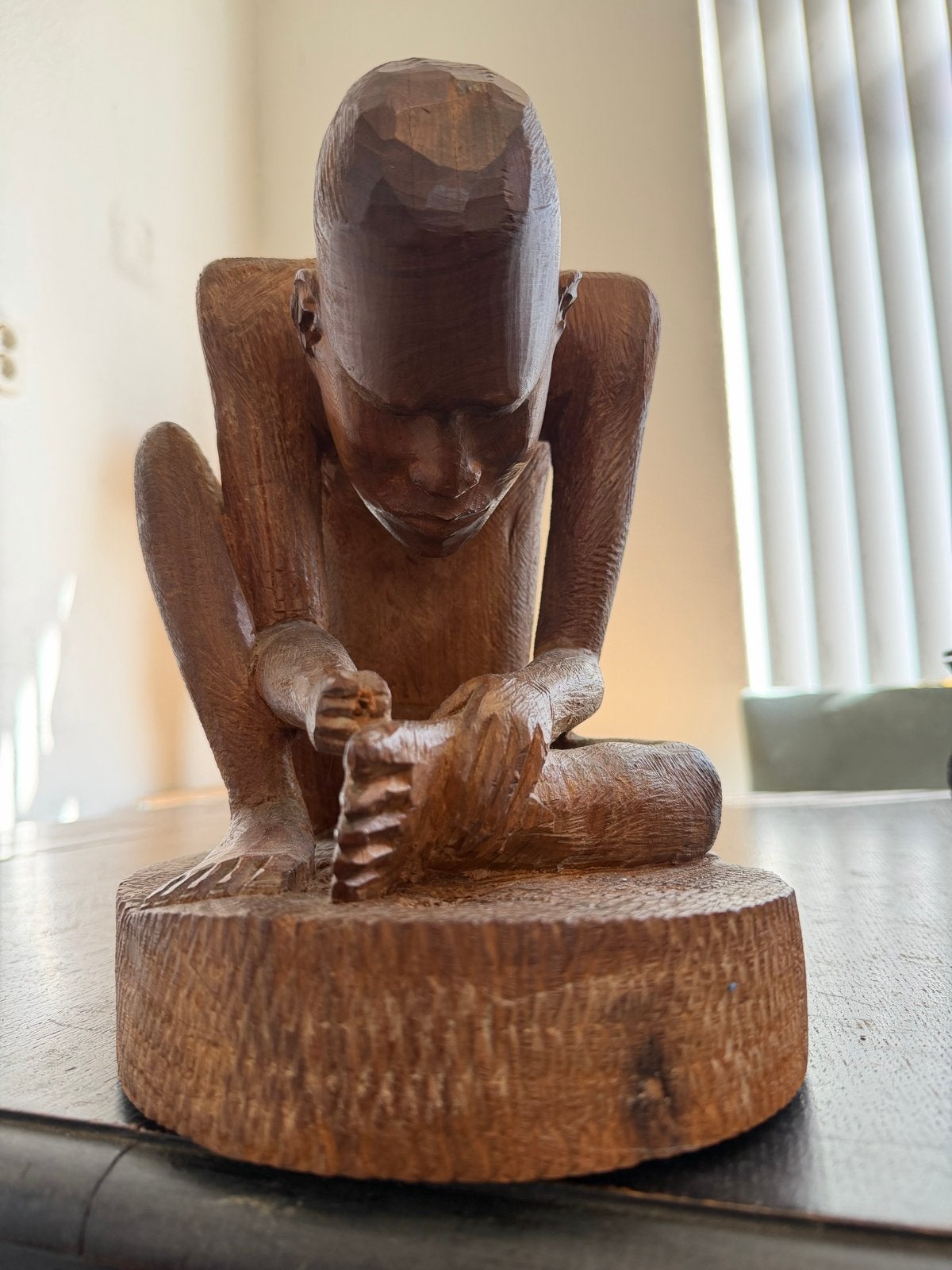 Handgesneden houten beeld van zittende man afrikaans/ Congo, Minder dan 20 cm, Ophalen of Verzenden, Handgemaakt, Beeld