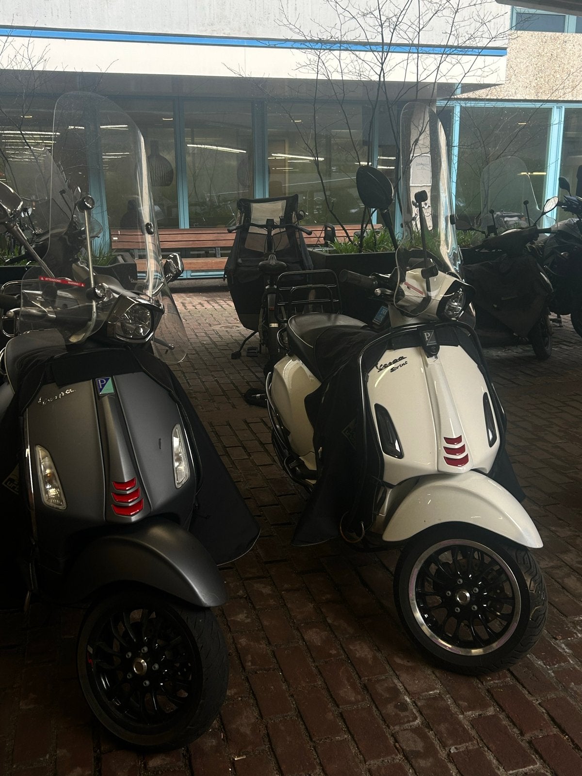 Vespa 2021 Sprint blauw kenteken - Wit met accessoires, Gebruikt, Maximaal 25 km/u, 49 cc, Ophalen of Verzenden
