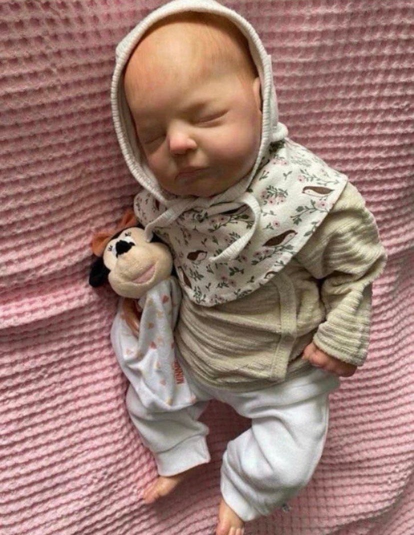 Uniek Reborn baby meisje ️, Verzamelen, Verzenden, Zo goed als nieuw, Babypop, Levensecht of Reborn