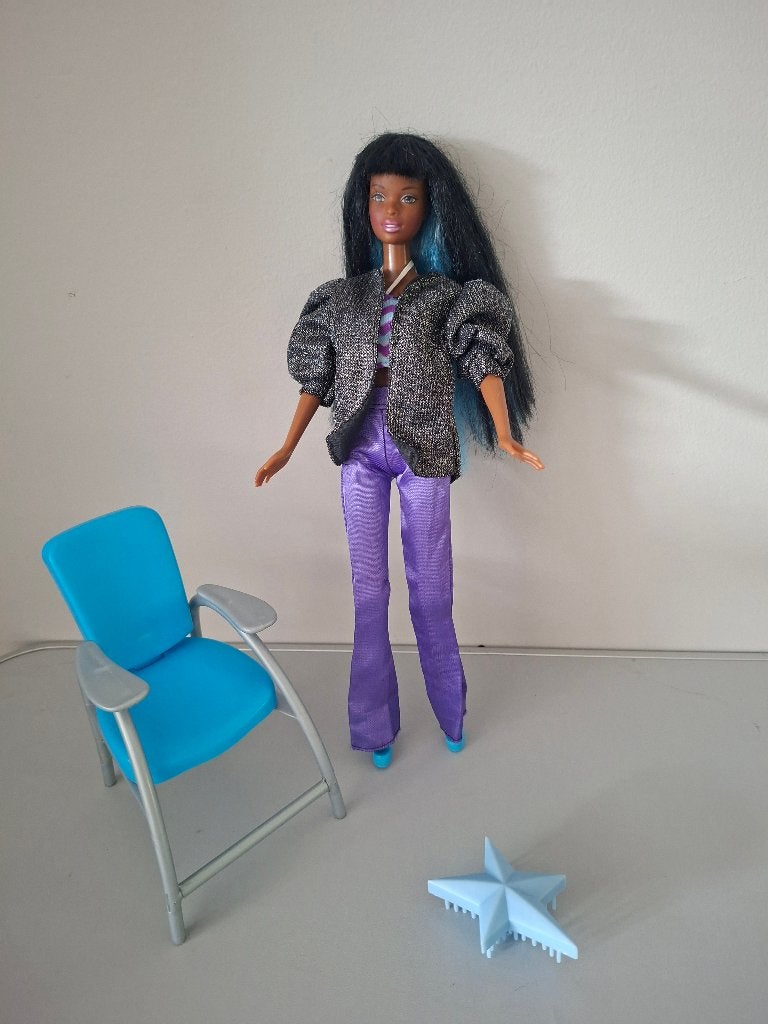 donkere barbie met blauw en zwart haar en stoel, Ophalen of Verzenden, Gebruikt, Barbie