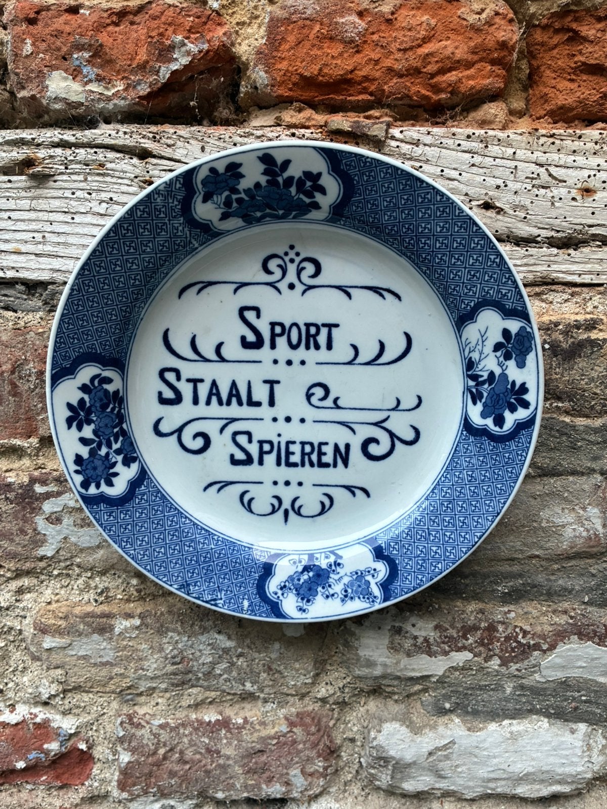 ‘Sport Staalt Spieren’ bord wandbord delfts blauw, Ophalen of Verzenden