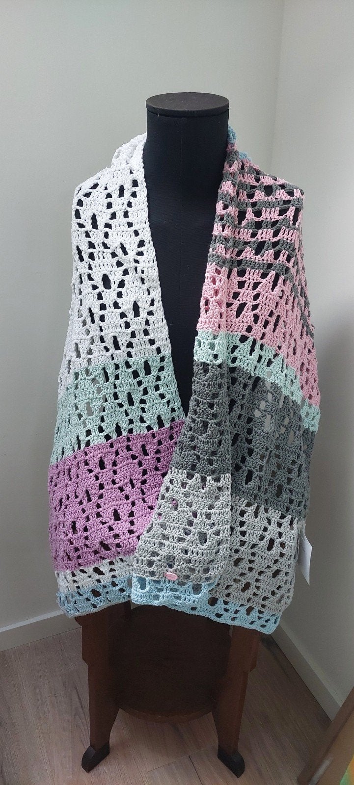 Zeer grote handgemaakte gehaakte sjaal in pastelkleuren, Maat 46/48 (XL) of groter, Nieuw, Ophalen of Verzenden, Handgemaakt