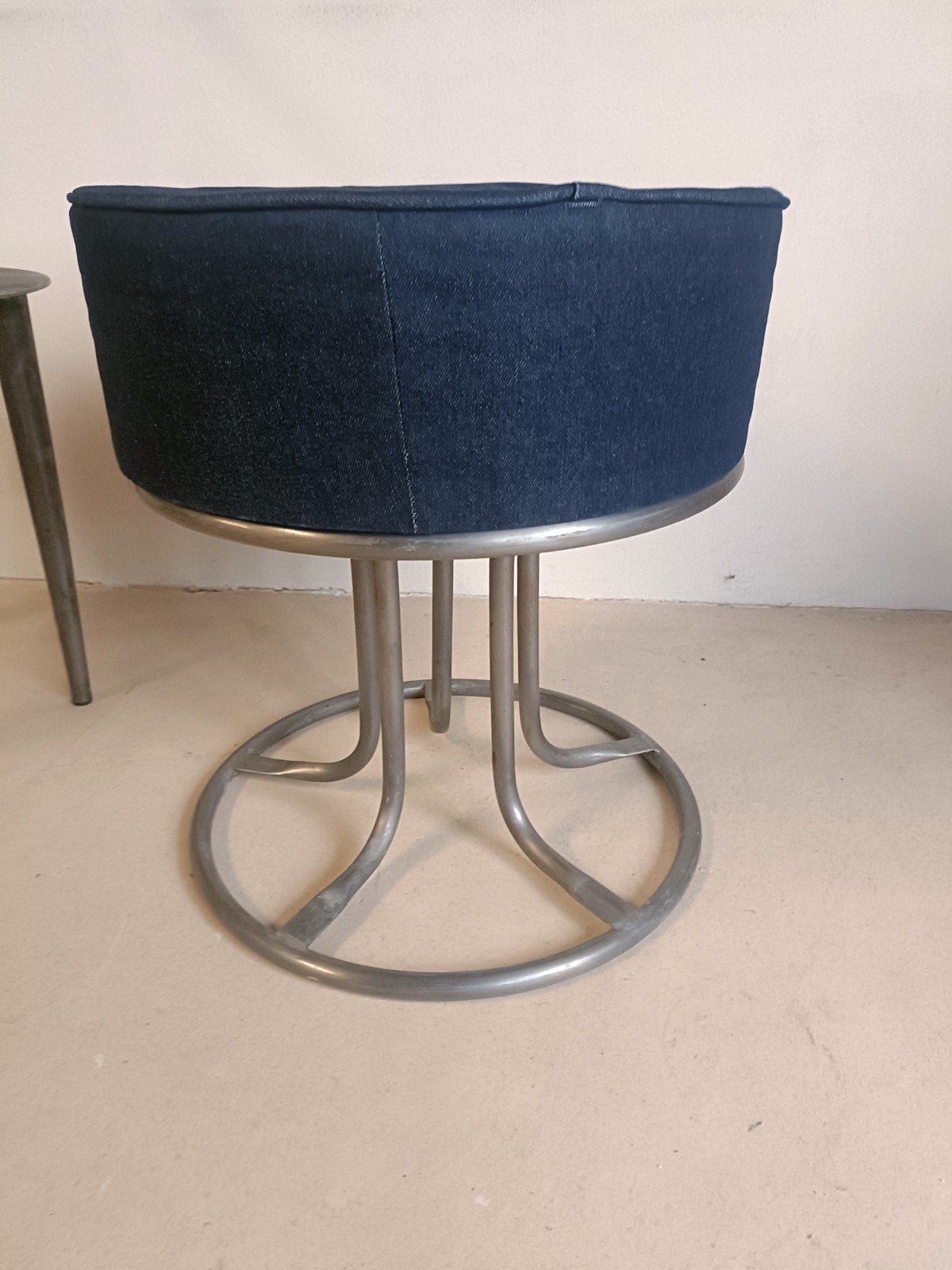 blauwe poef showroom model, Huis en Inrichting, Stoelen, Blauw, Ophalen of Verzenden, Zo goed als nieuw, Stof