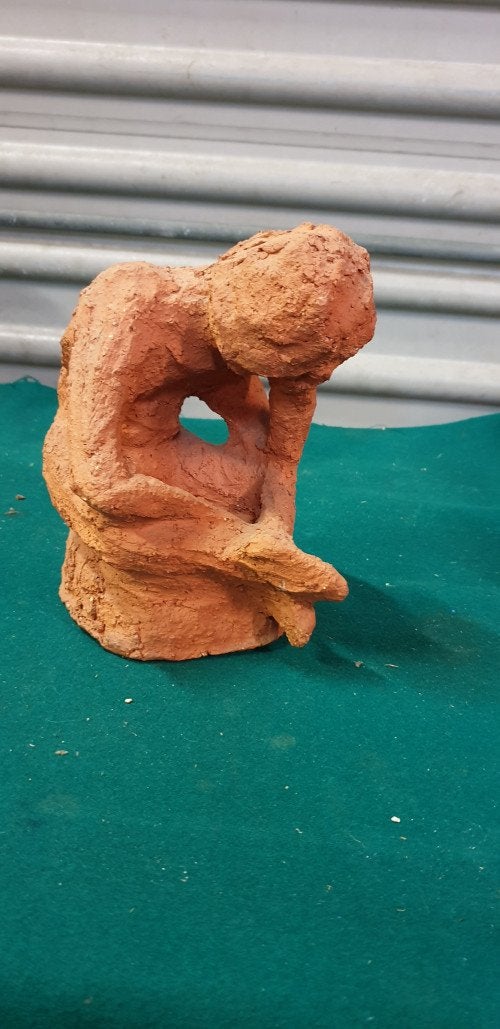 beeld van klei gebogen man, Ophalen of Verzenden