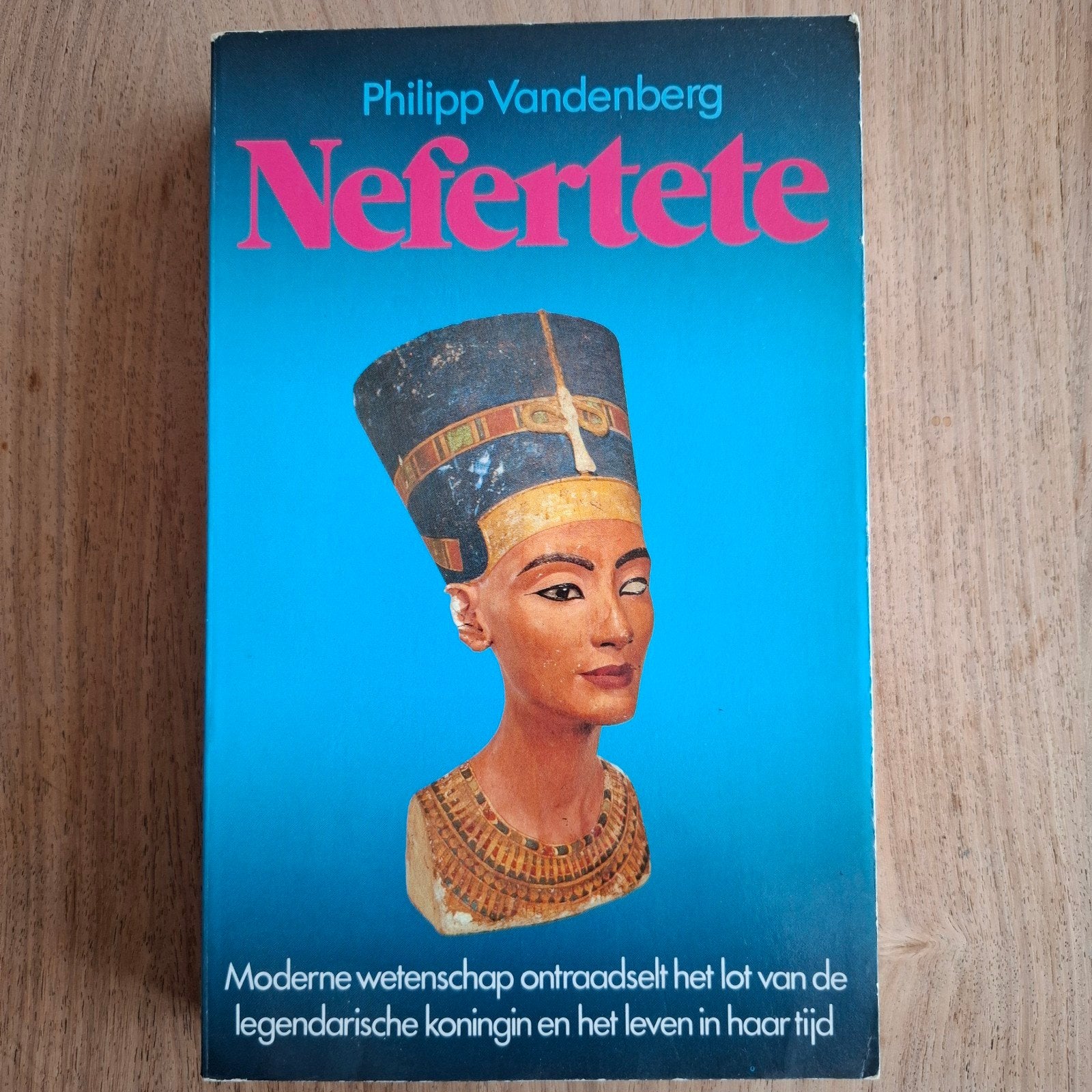 NEFERTETE Philipp vandenberg, Boeken, Ophalen of Verzenden, Gelezen