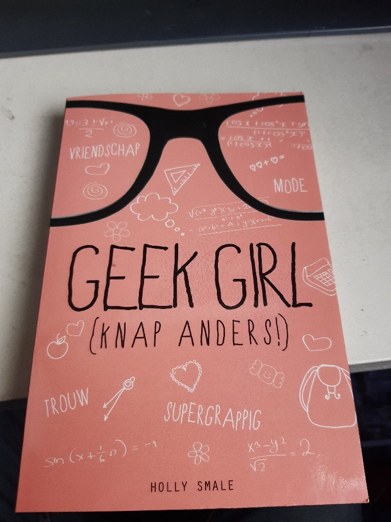 Geek Girl (Knap Anders!) - Holly Smale (Z193-118), Holly Smale, Ophalen of Verzenden, Zo goed als nieuw, Fictie