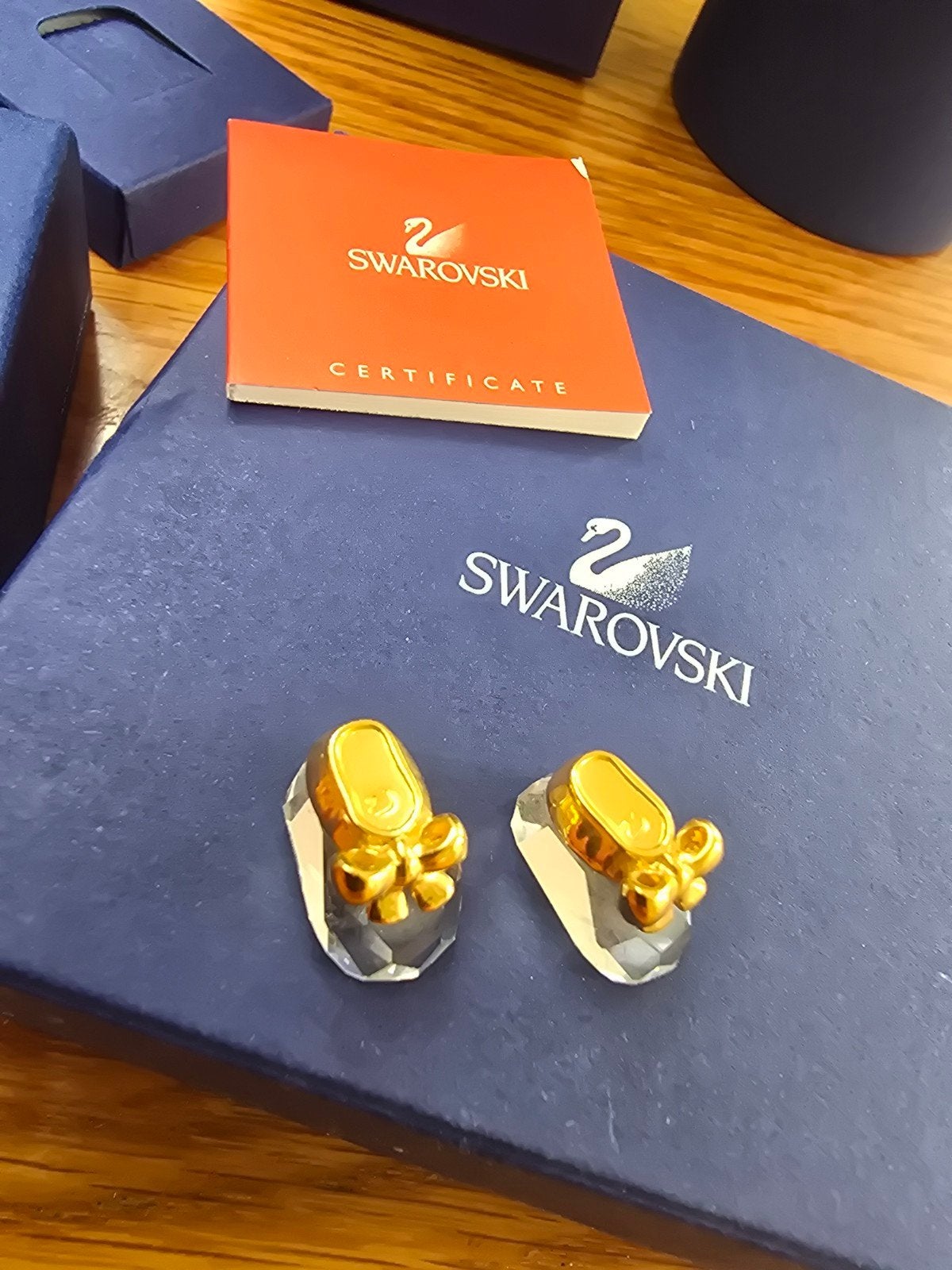 Swarovski Kristallen Babyschoentjes met Gouden Strik, Ophalen of Verzenden, Zo goed als nieuw, Figuurtje