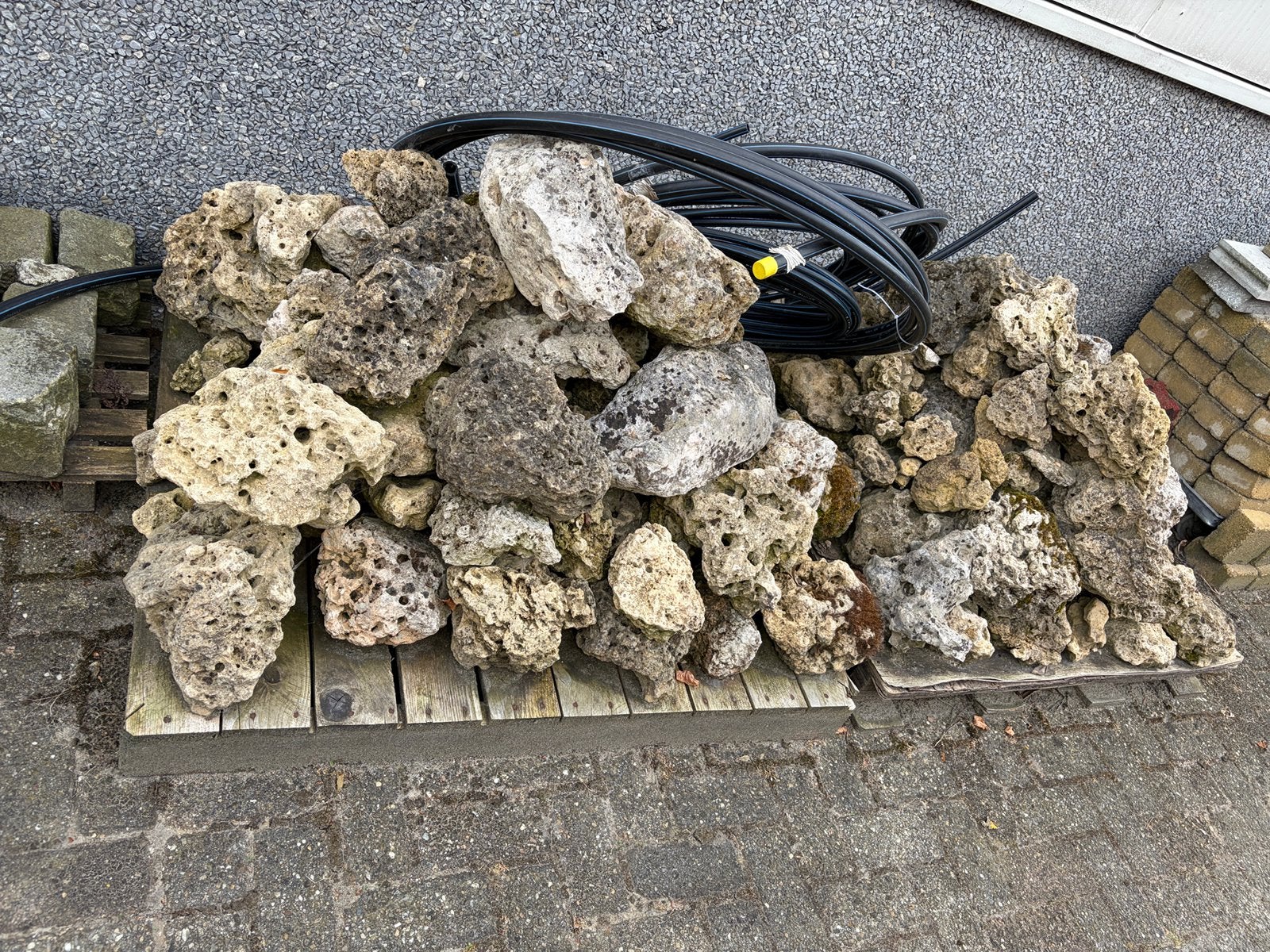 *** GRATIS *** lava keien, geel 2 pallets, Ophalen, Gebruikt, Geel, Kei