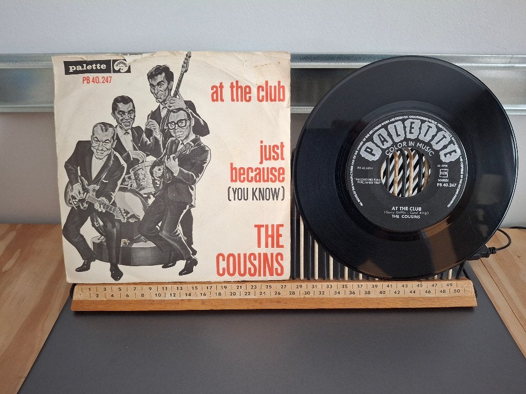 The Cousins-At the club(63) 5 euro vaste prijs, Ophalen of Verzenden, Zo goed als nieuw, 7 inch, Pop